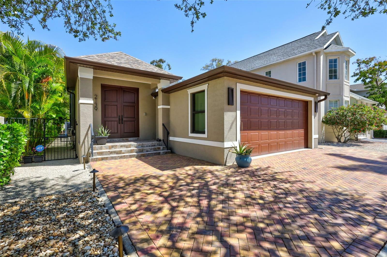 Property Photo:  2139 Hawthorne Street  FL 34239 