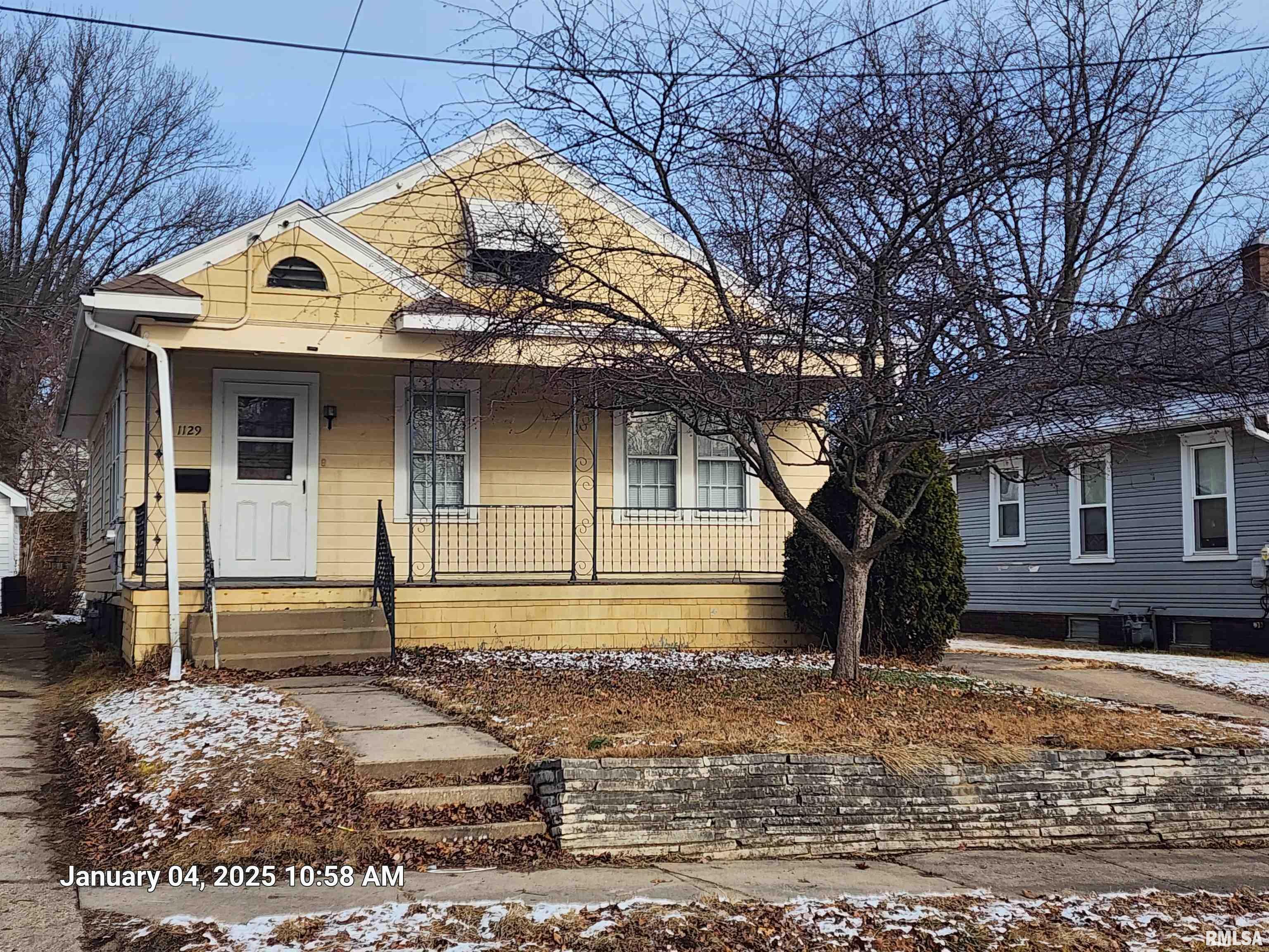 Property Photo:  1129 W Gilbert Avenue  IL 61604 