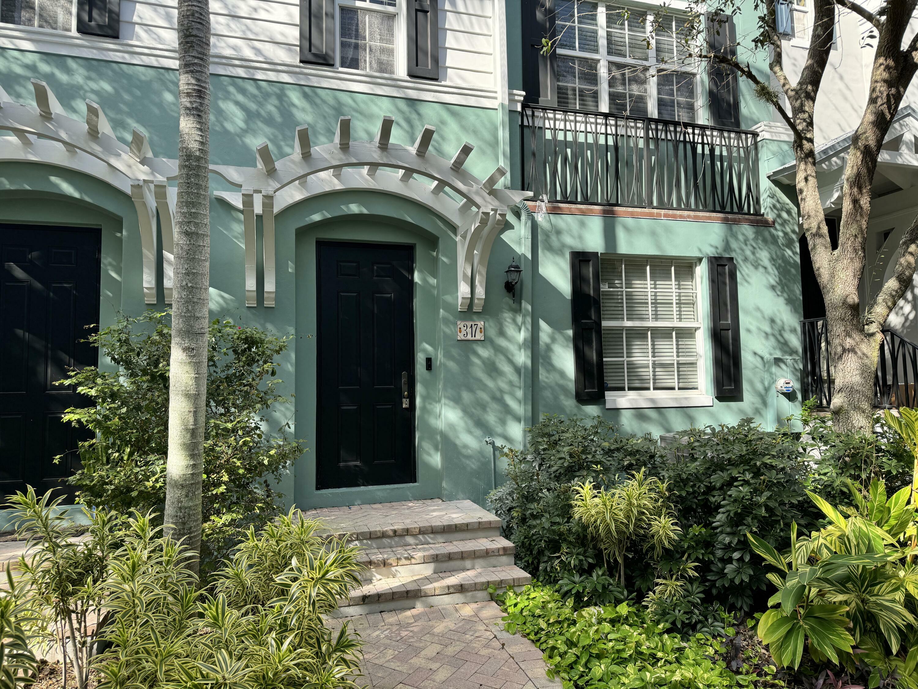 Property Photo: 317 W Mallory Circle FL 33483