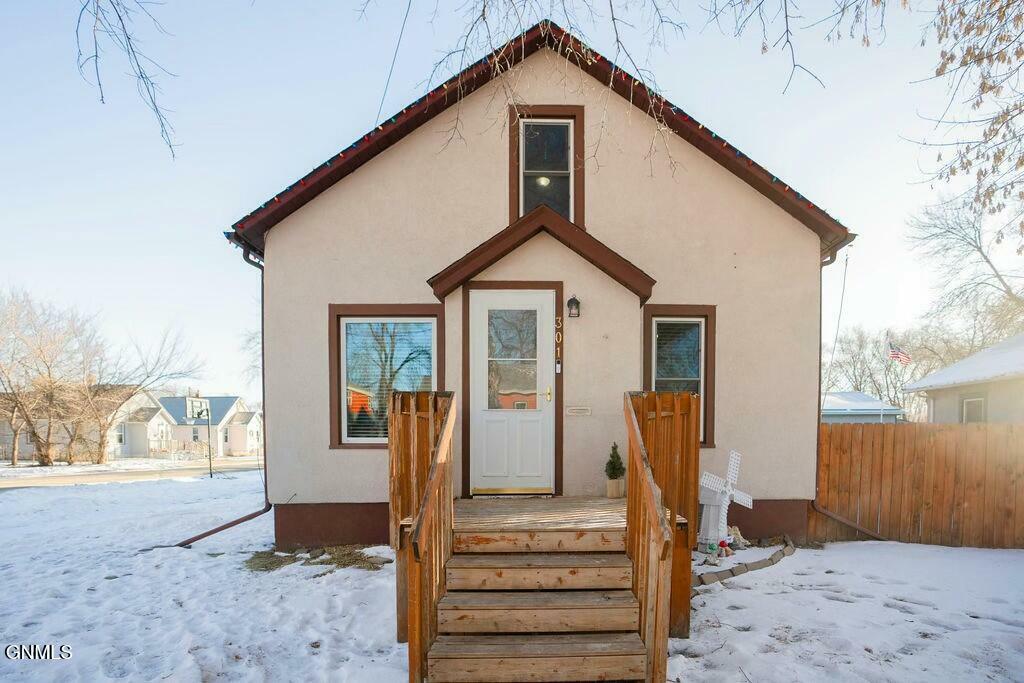 Property Photo:  301 6th Avenue SW  ND 58401 