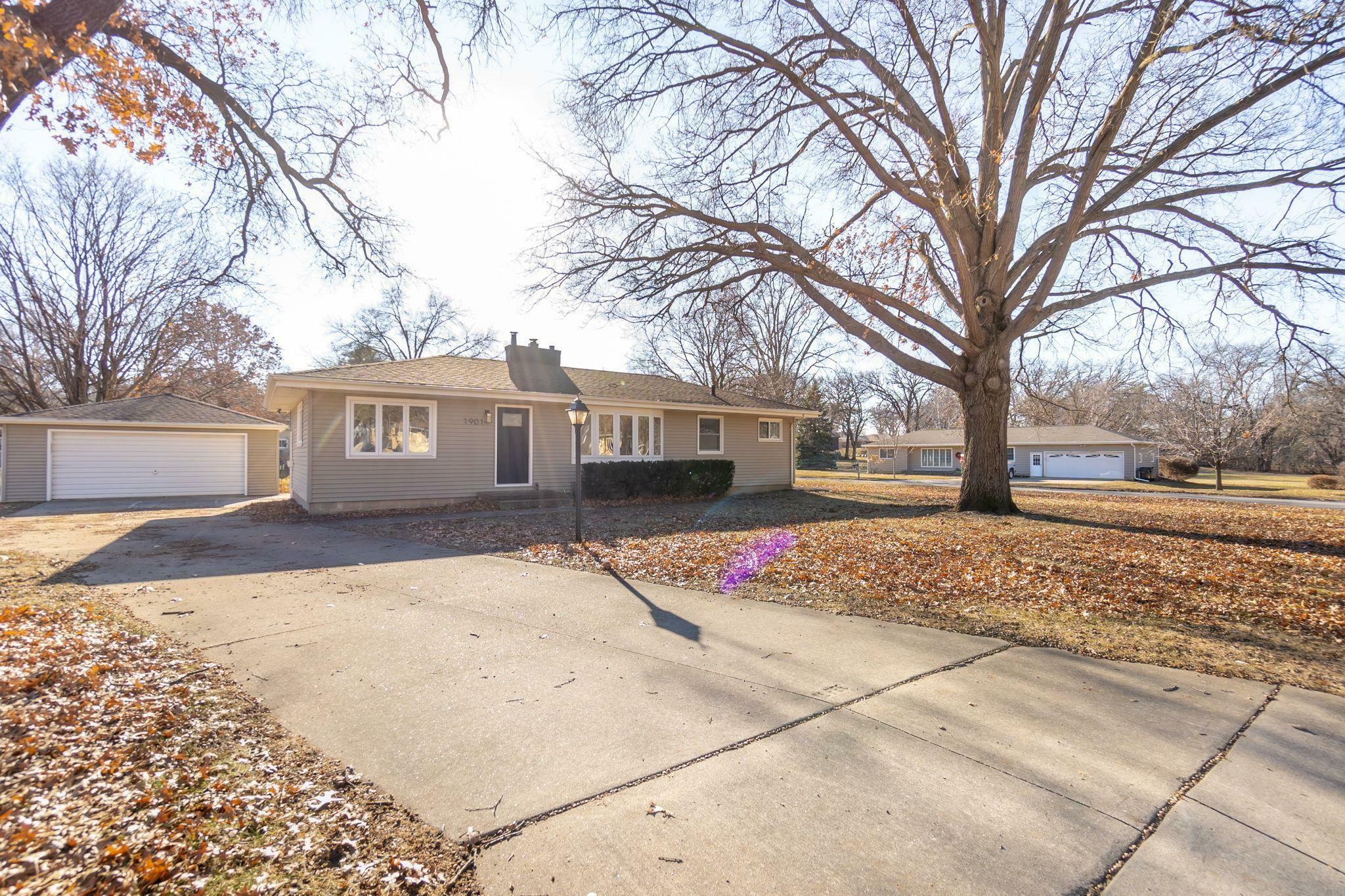 Property Photo:  1901 Pin Oak Drive  IA 50613 