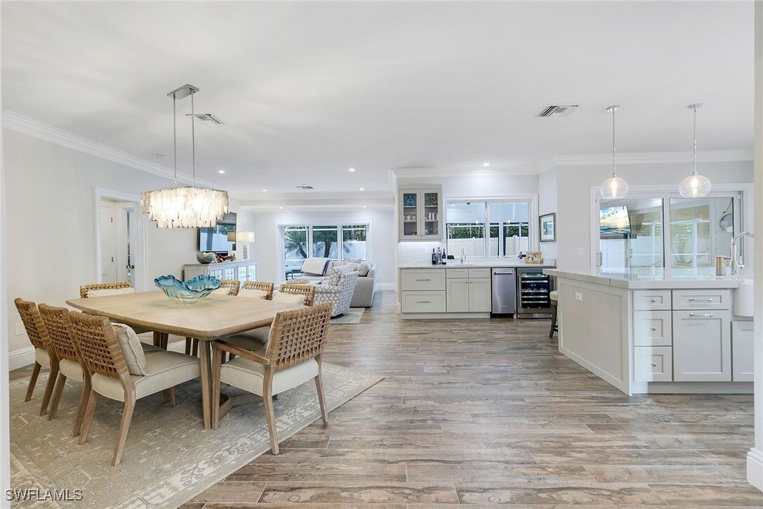 Property Photo: 655 Park Shore Drive FL 34103