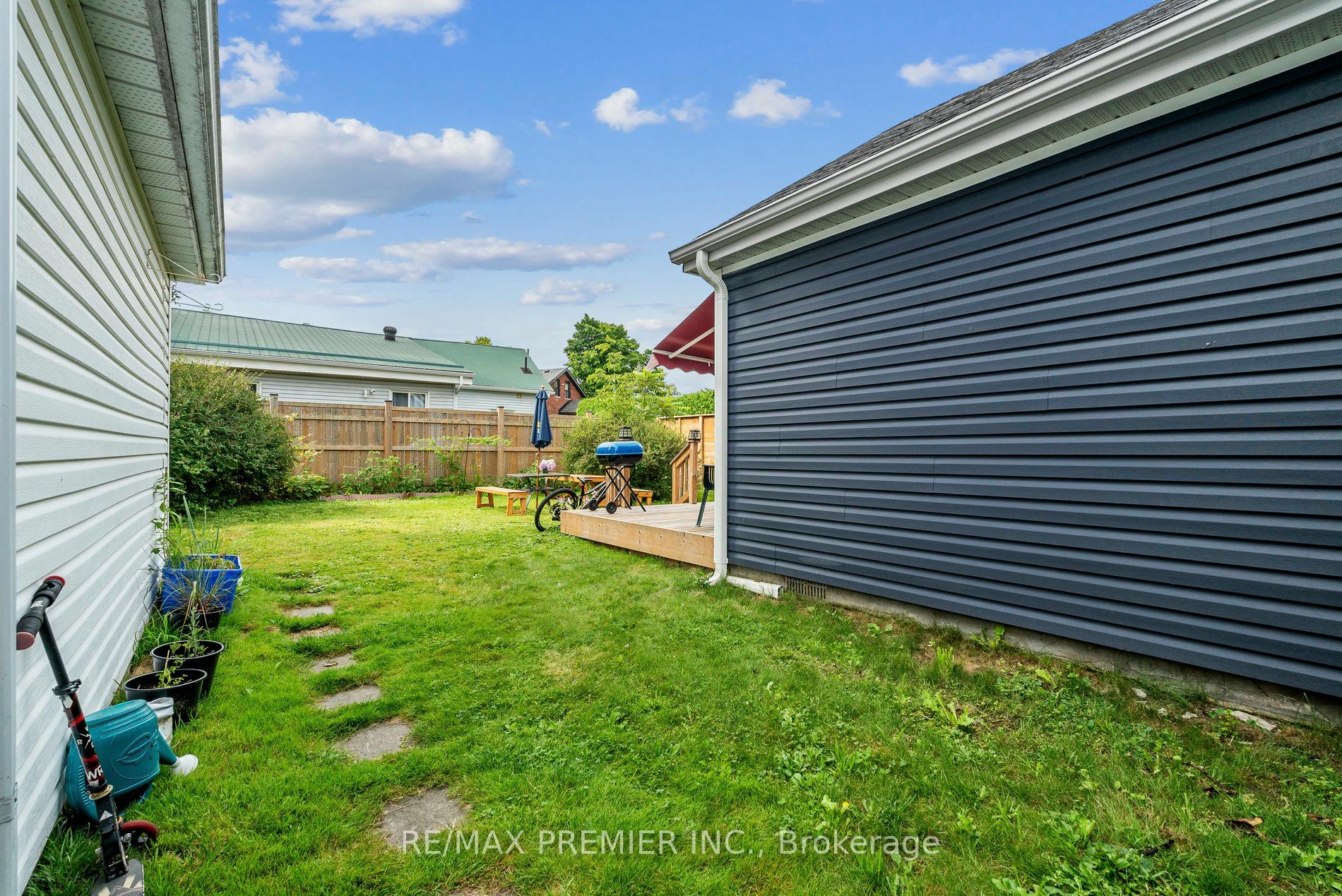 Photo de la propriété:  104 Rodney St  ON L9Y 1E1 