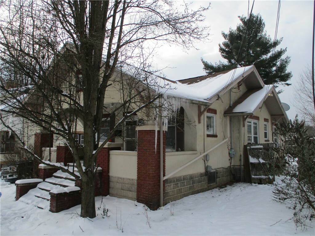 Property Photo:  215 Walnut St  PA 15338 