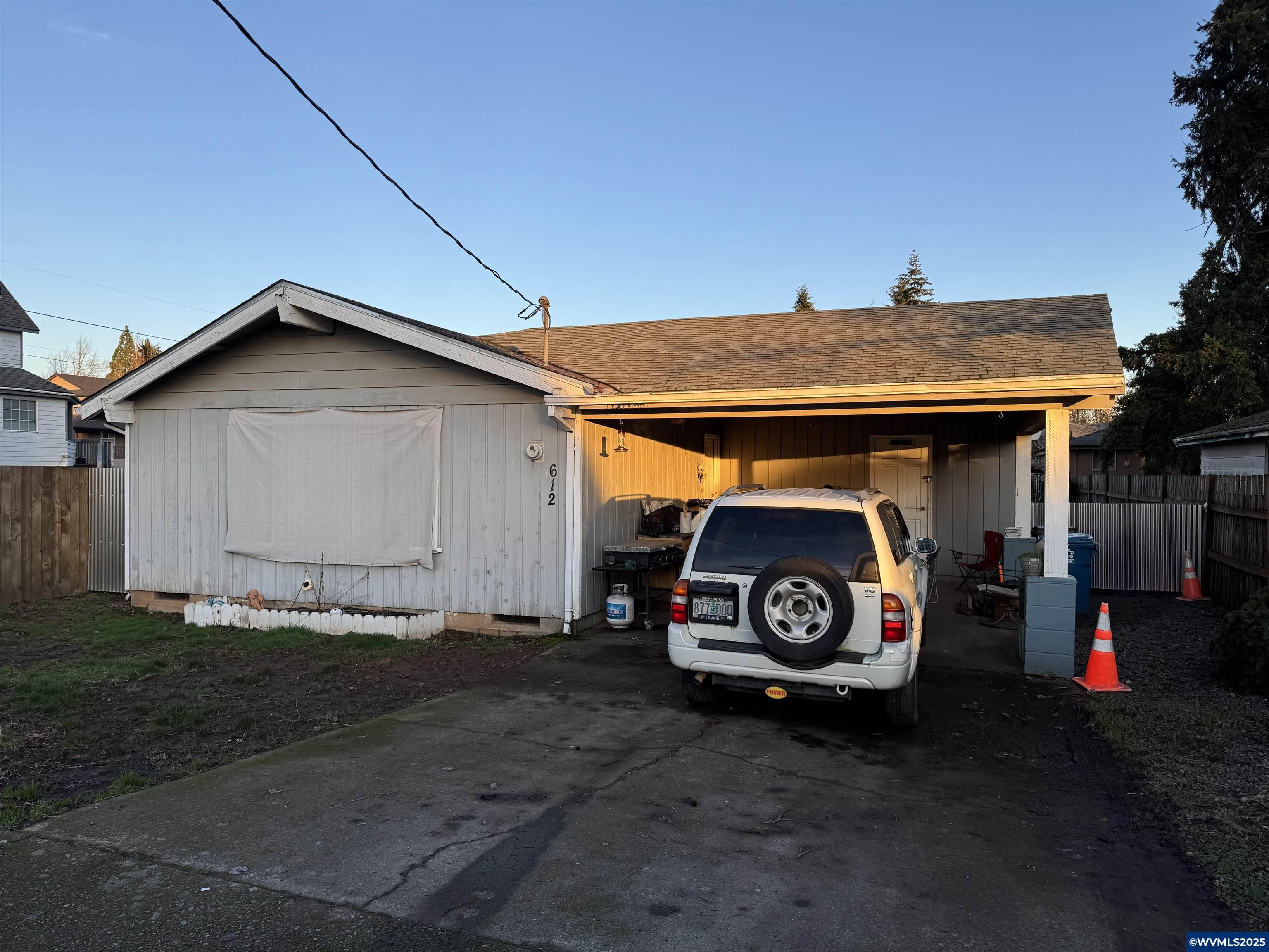 Property Photo: 612 N 5th Av OR 97383