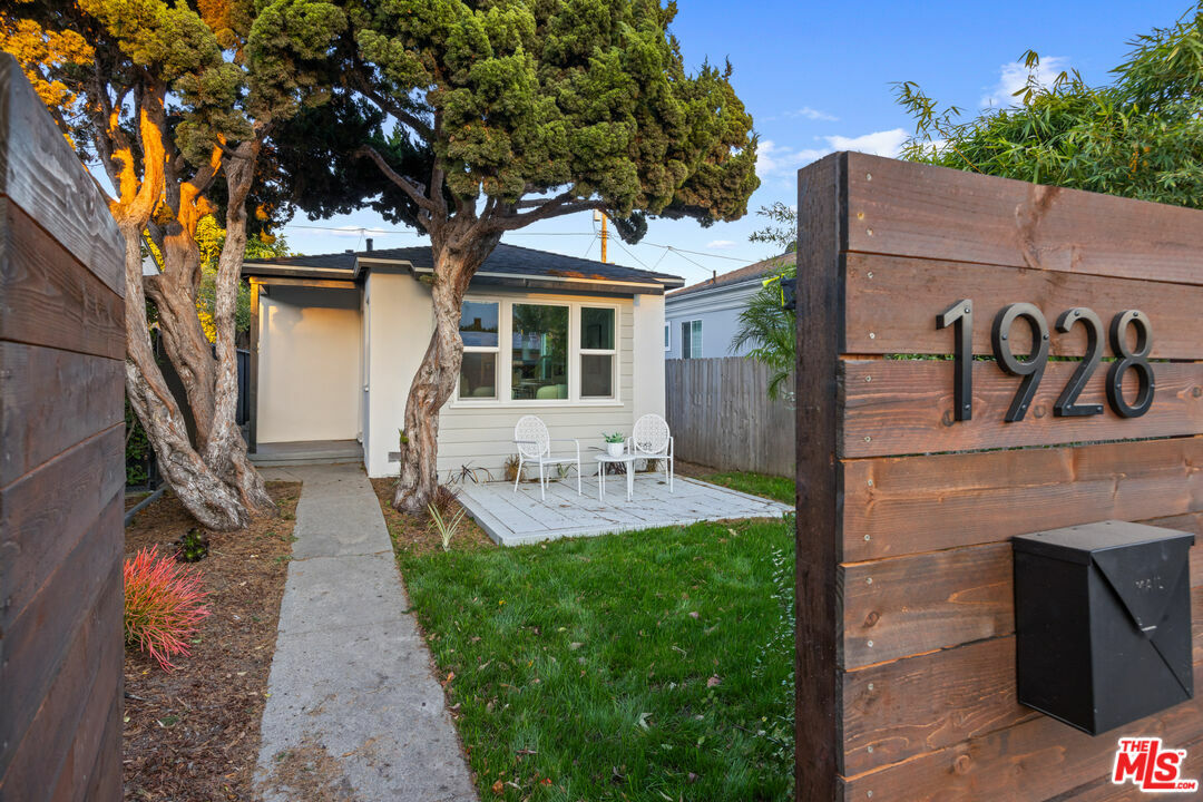 Property Photo:  1928   Walgrove Ave  CA 90066 