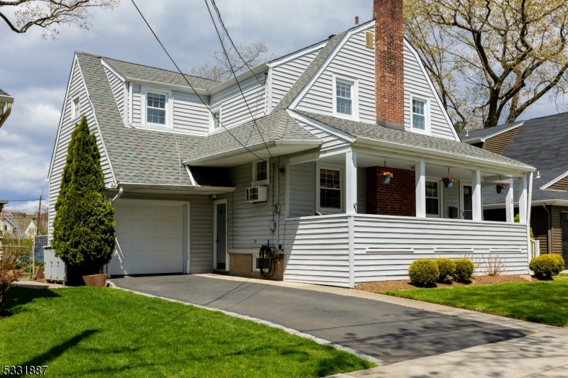 Property Photo:  8 Oak Pl  NJ 07506 