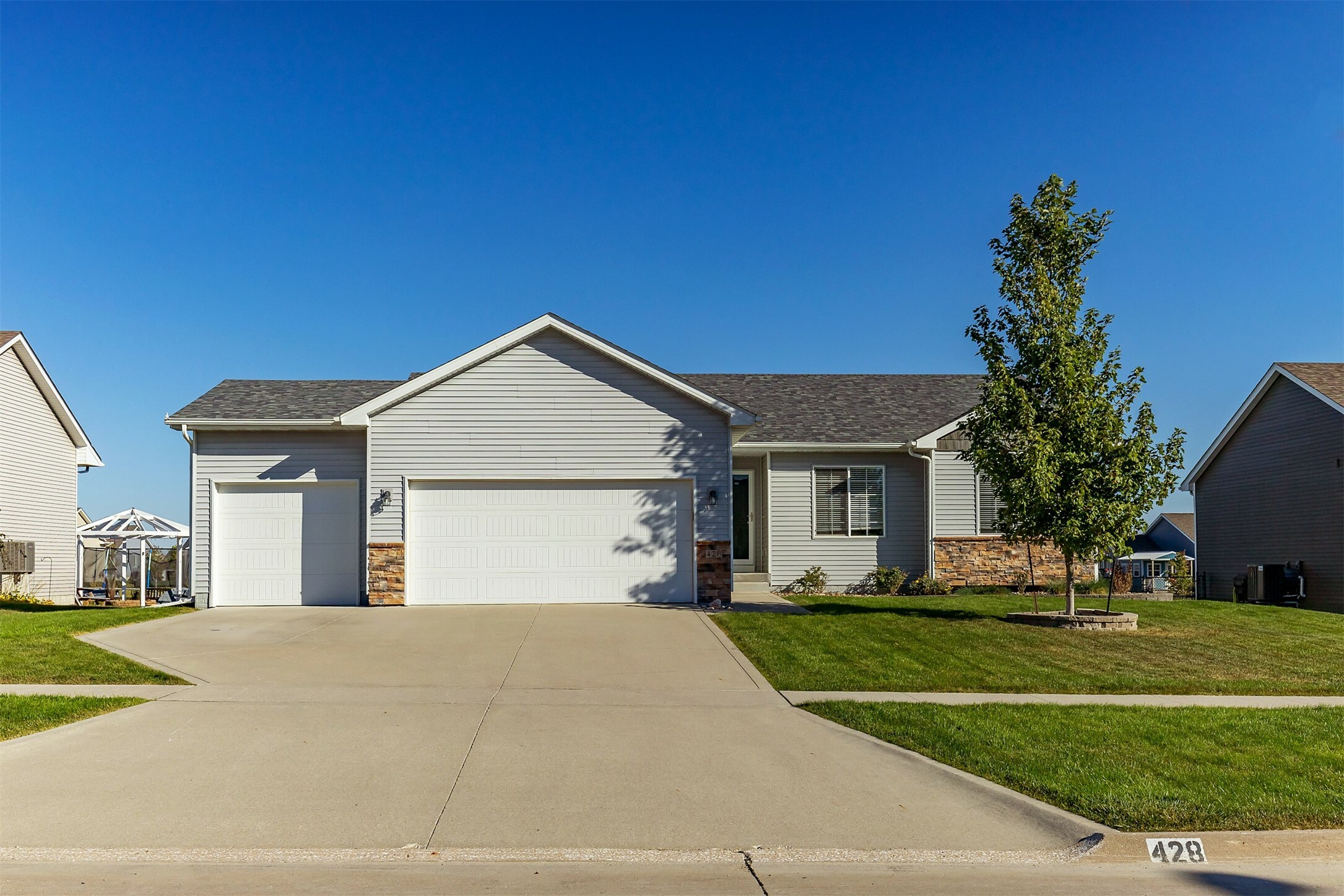 Property Photo:  428 W Centennial Drive  IA 50124 