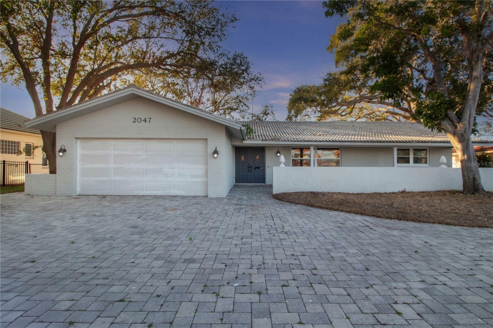 Property Photo:  2047 Iowa Avenue NE  FL 33703 