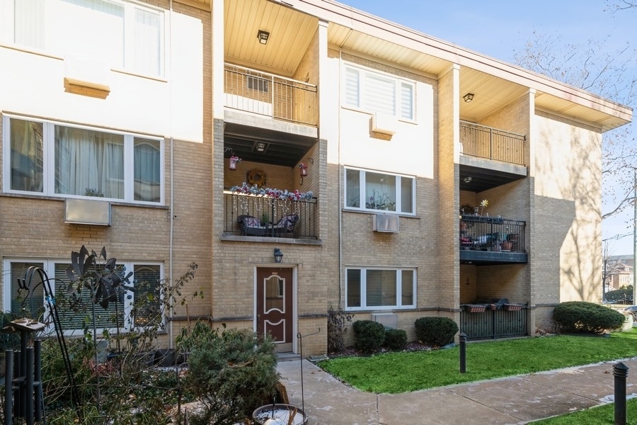 Property Photo: 3552 N Oleander Avenue 205 IL 60634