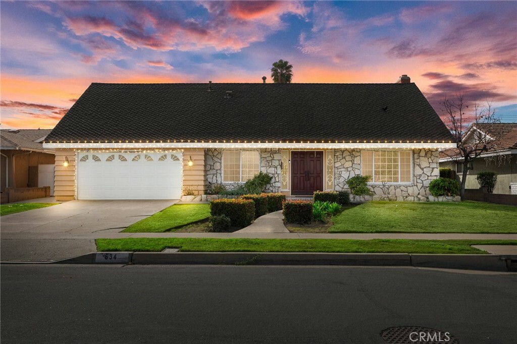 Property Photo:  634 Pinehurst Avenue  CA 92870 