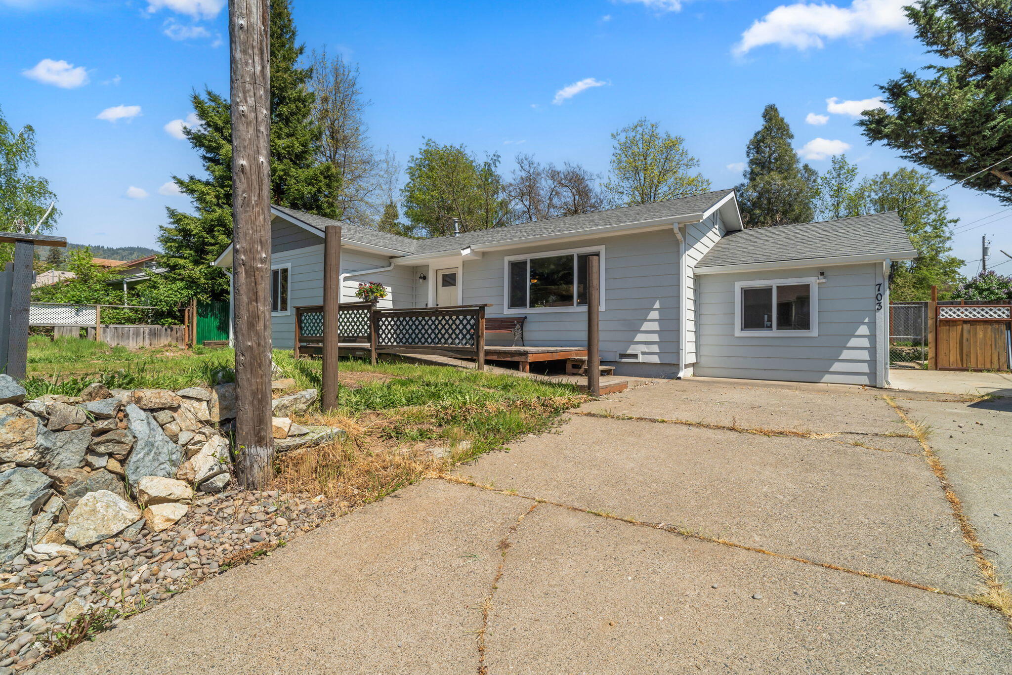Property Photo: 703 NE 10th Street OR 97526