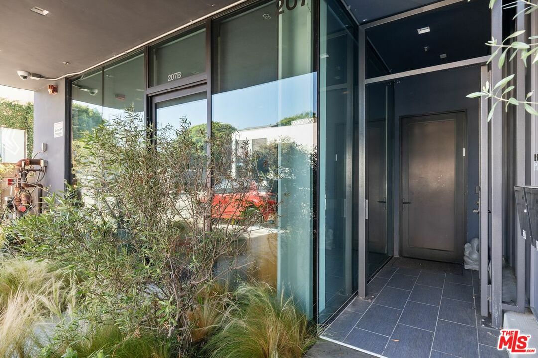 Property Photo: 207 Hollister Ave CA 90405