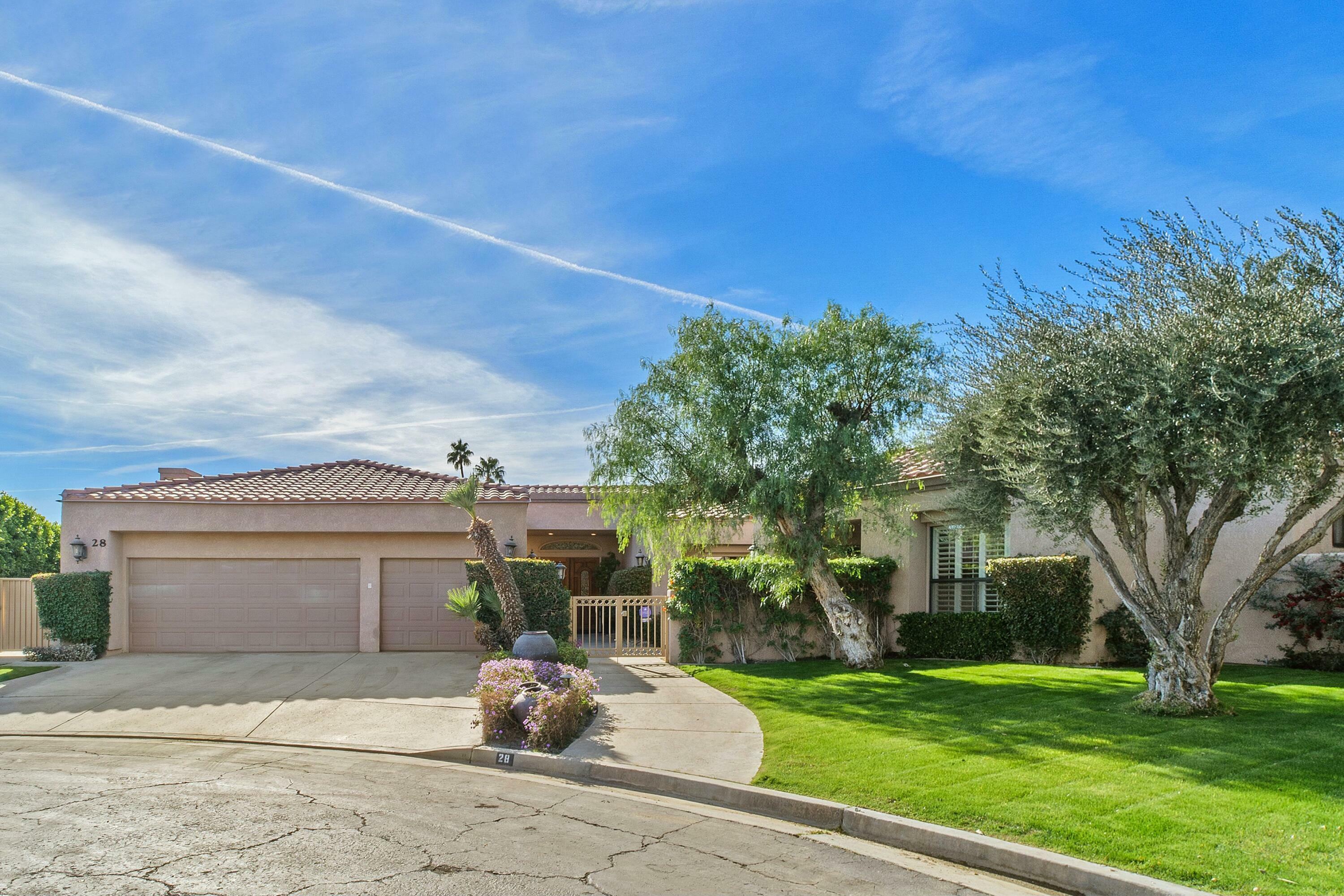 Property Photo:  28 El Roble Court  CA 92270 