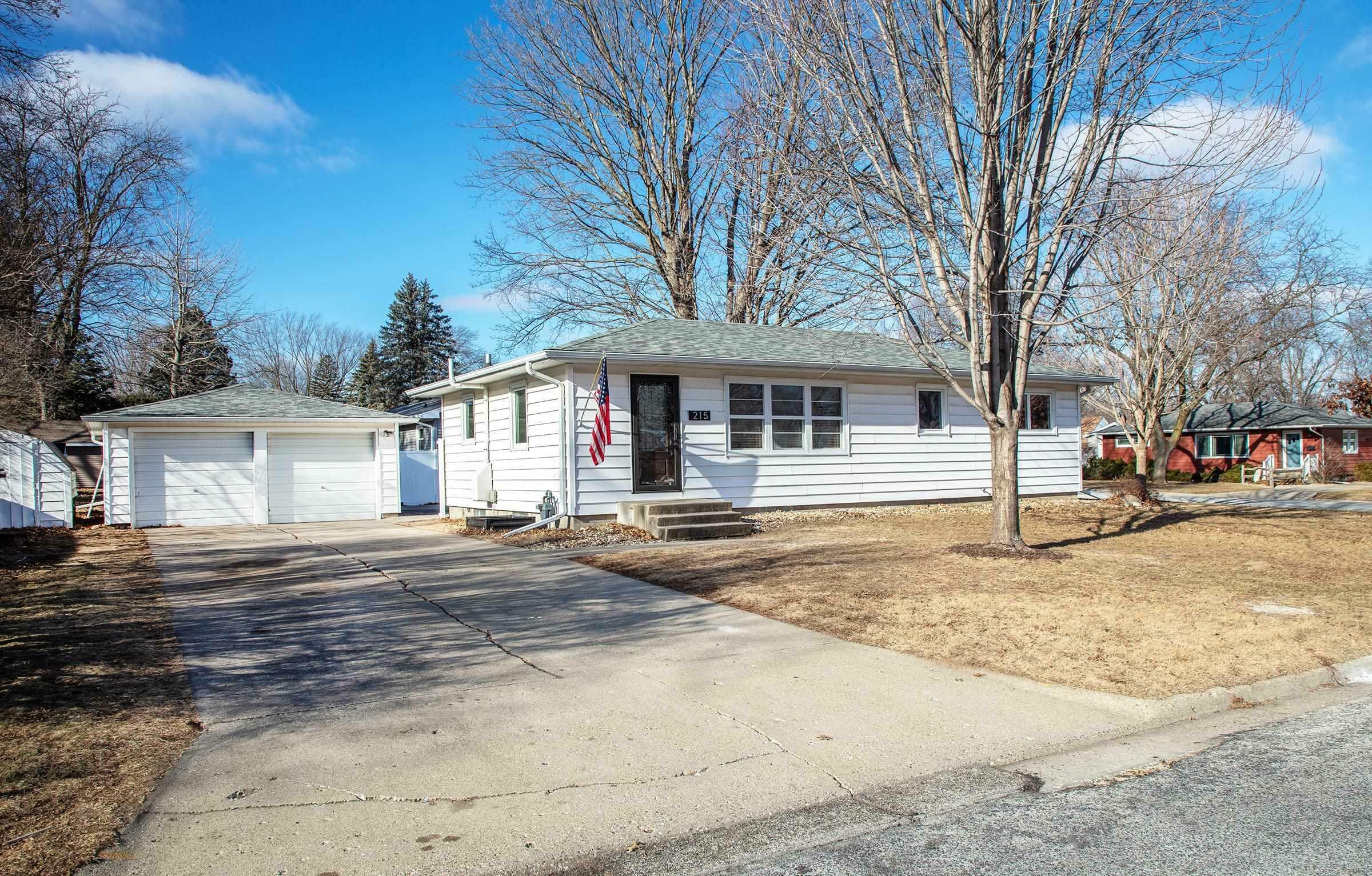 Property Photo:  215 18th St NW  IA 50677 