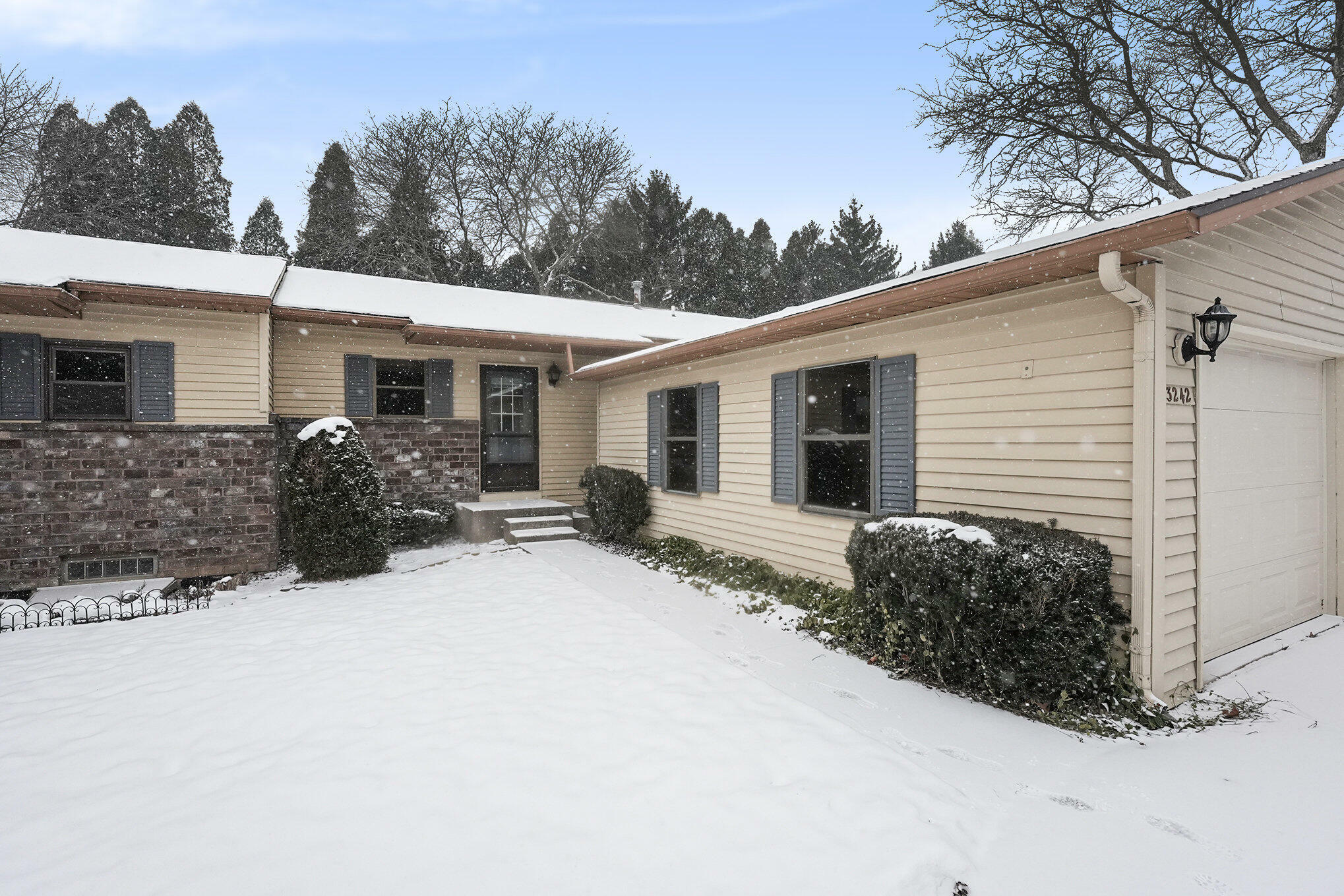 Property Photo:  3242 Oxford Drive SE  MI 49512 