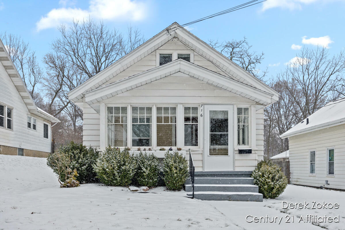 Property Photo:  716 Emerald Avenue NE  MI 49503 