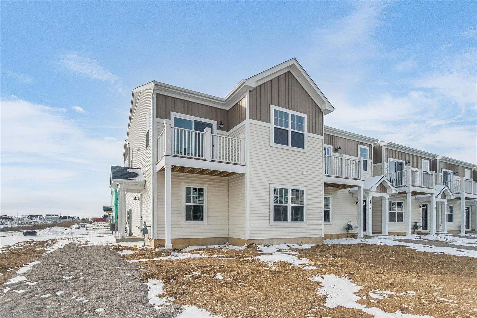 Property Photo:  211 Kingsport Drive  IL 60177 