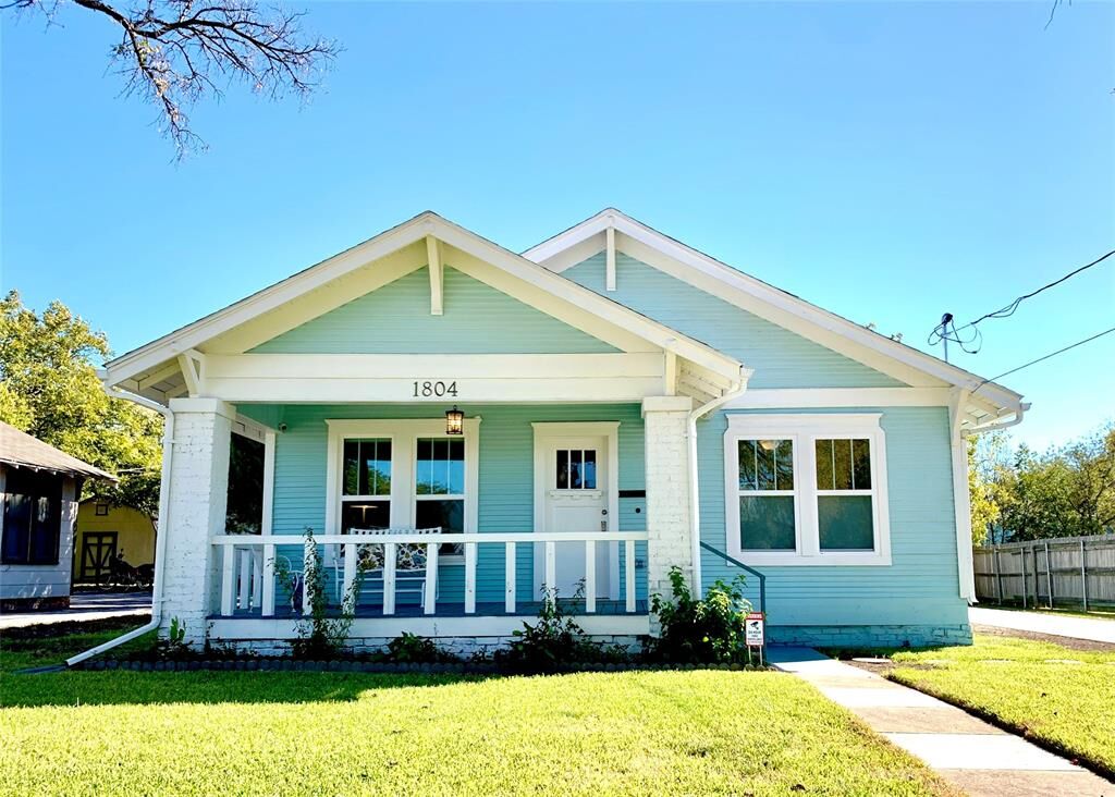 Property Photo: 1804 N Elm Street TX 76201