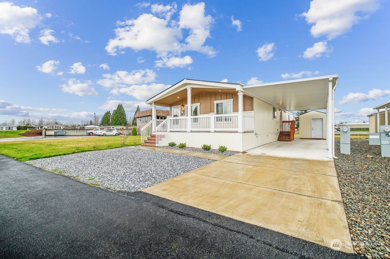 Property Photo:  943  Pine Drive  WA 98022 