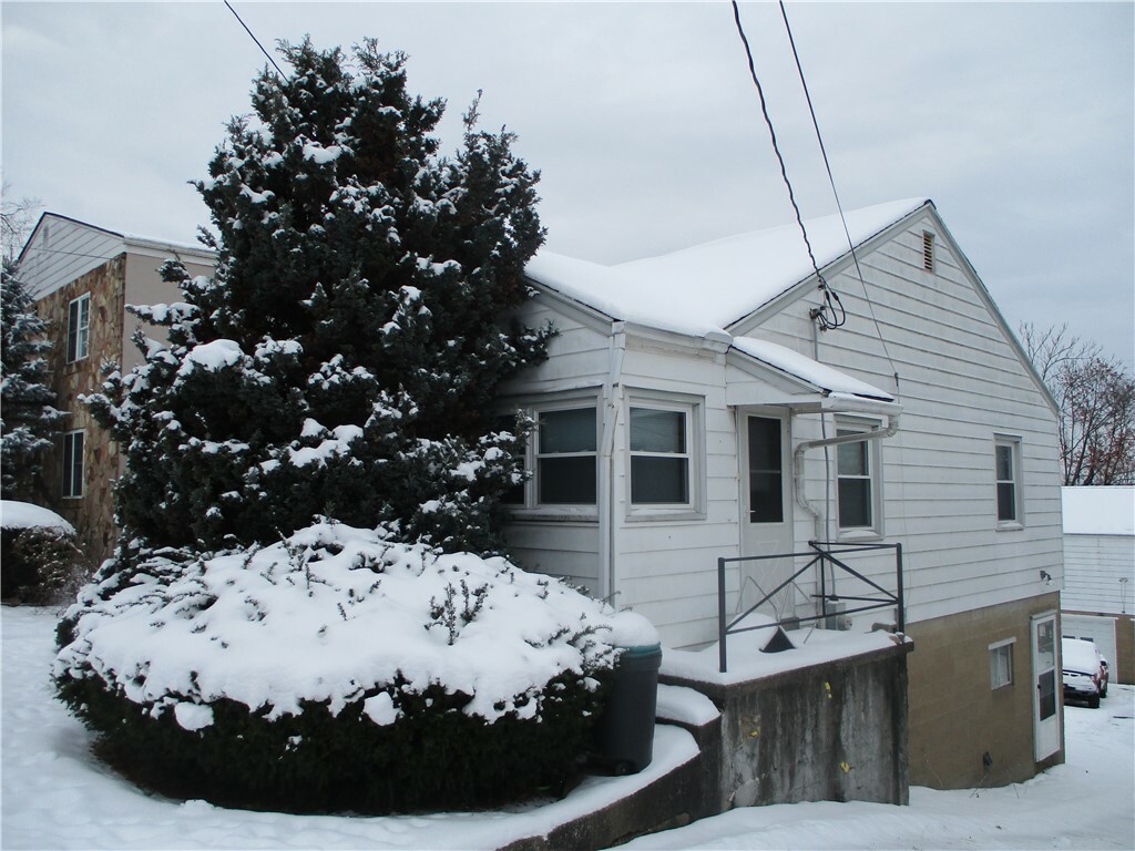 Property Photo: 879 N Main St PA 15301