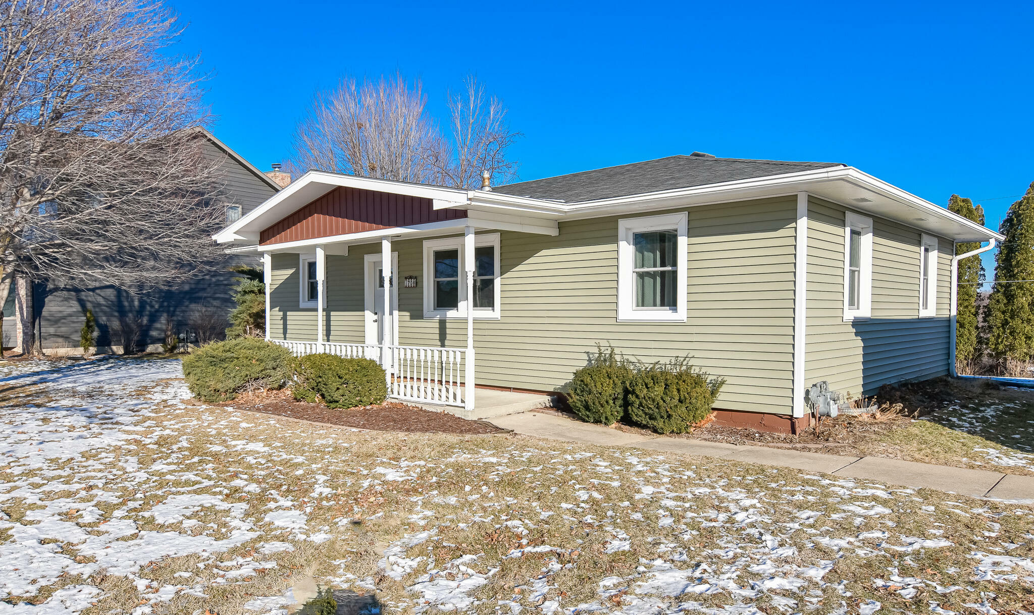 Property Photo: 1708 Robertson Drive IA 50158
