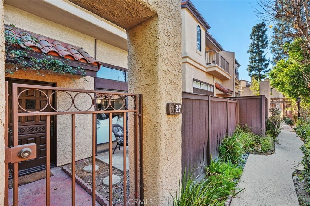 Property Photo:  1824 S Marengo Avenue 27  CA 91803 