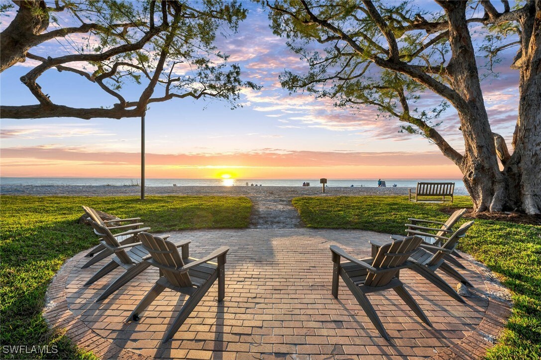 Property Photo: 2050 Crayton Road FL 34102