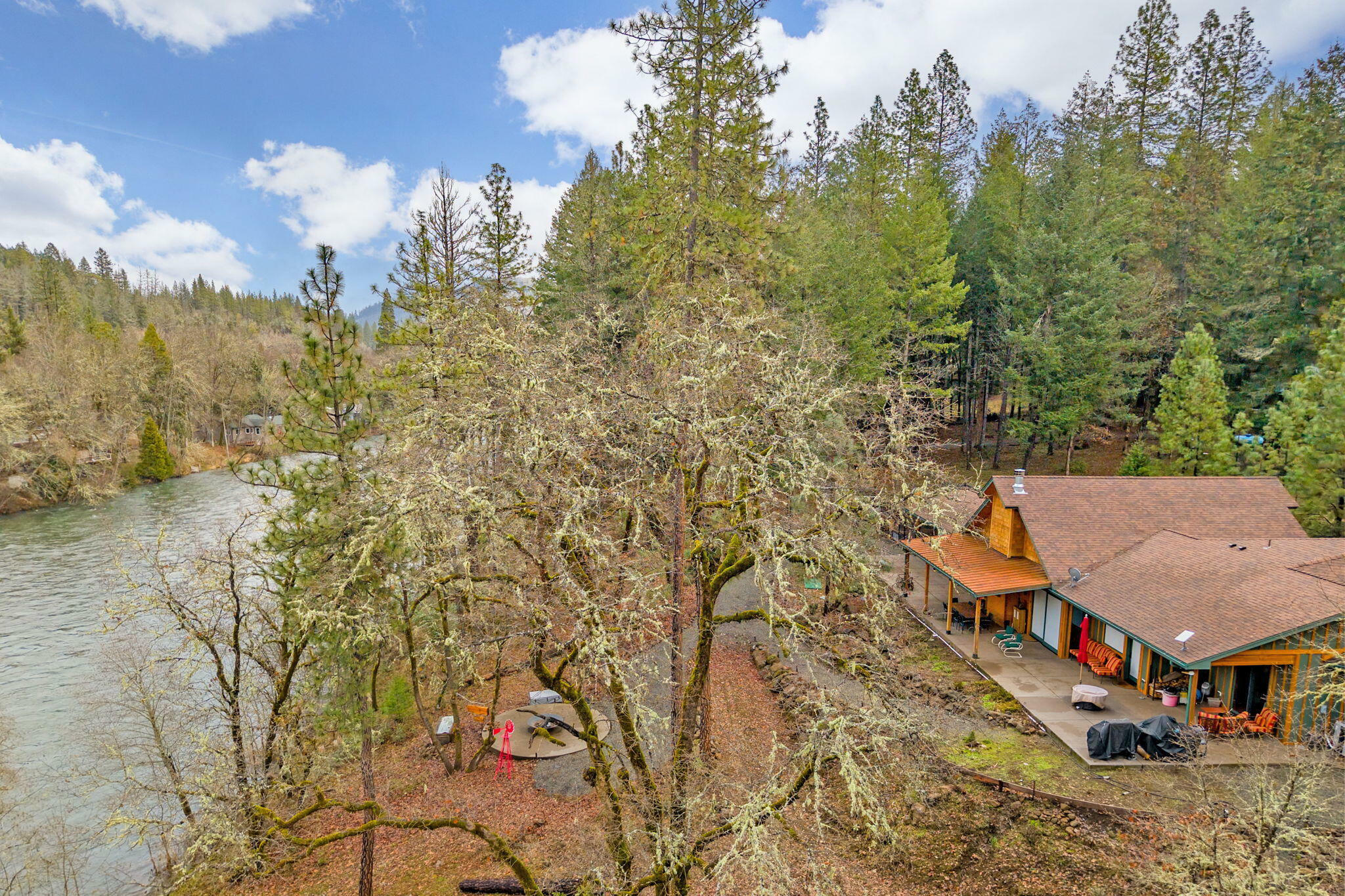 Property Photo:  5979 Old Ferry Road  OR 97539 