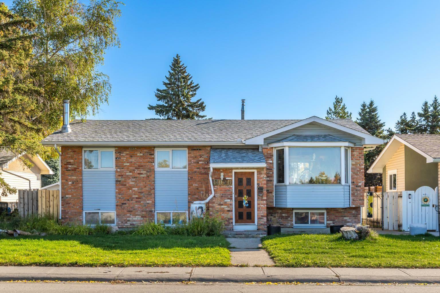 Property Photo:  11028 Braton Place SW  AB T2W 1B3 