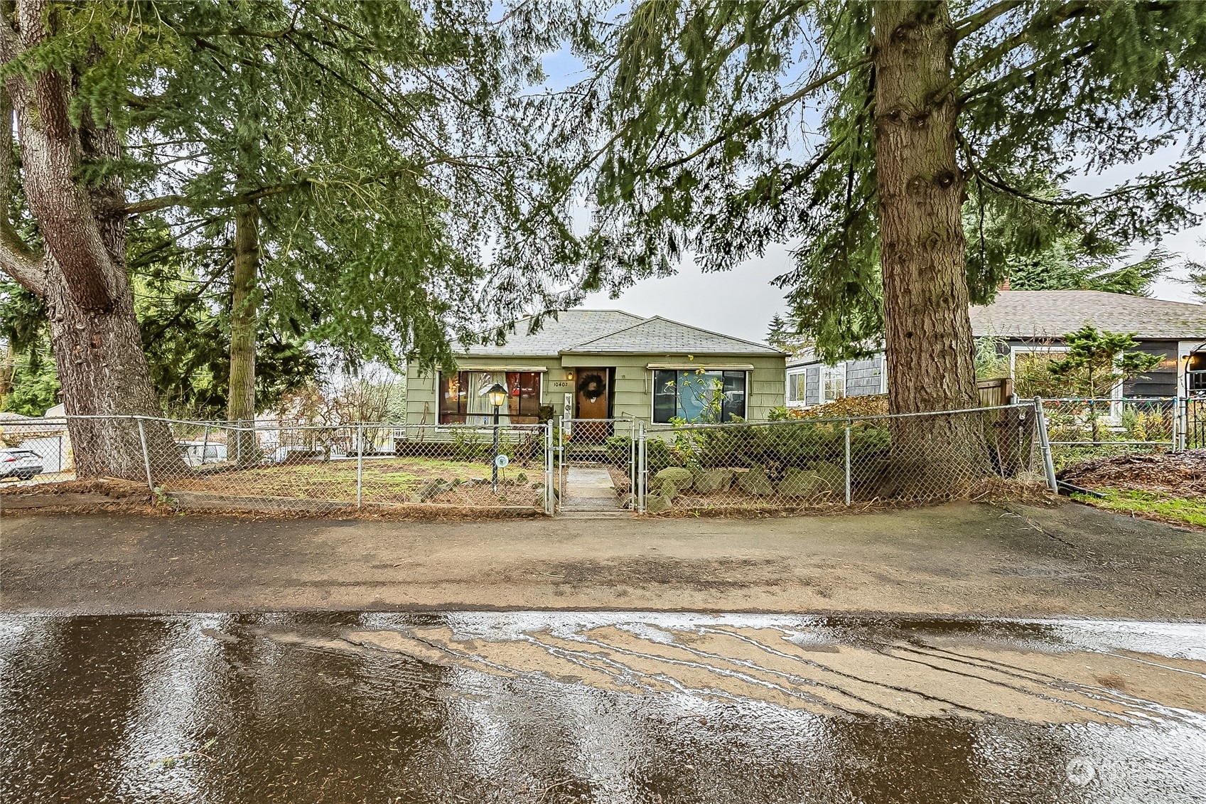 Property Photo:  10402  Occidental Avenue S  WA 98168 