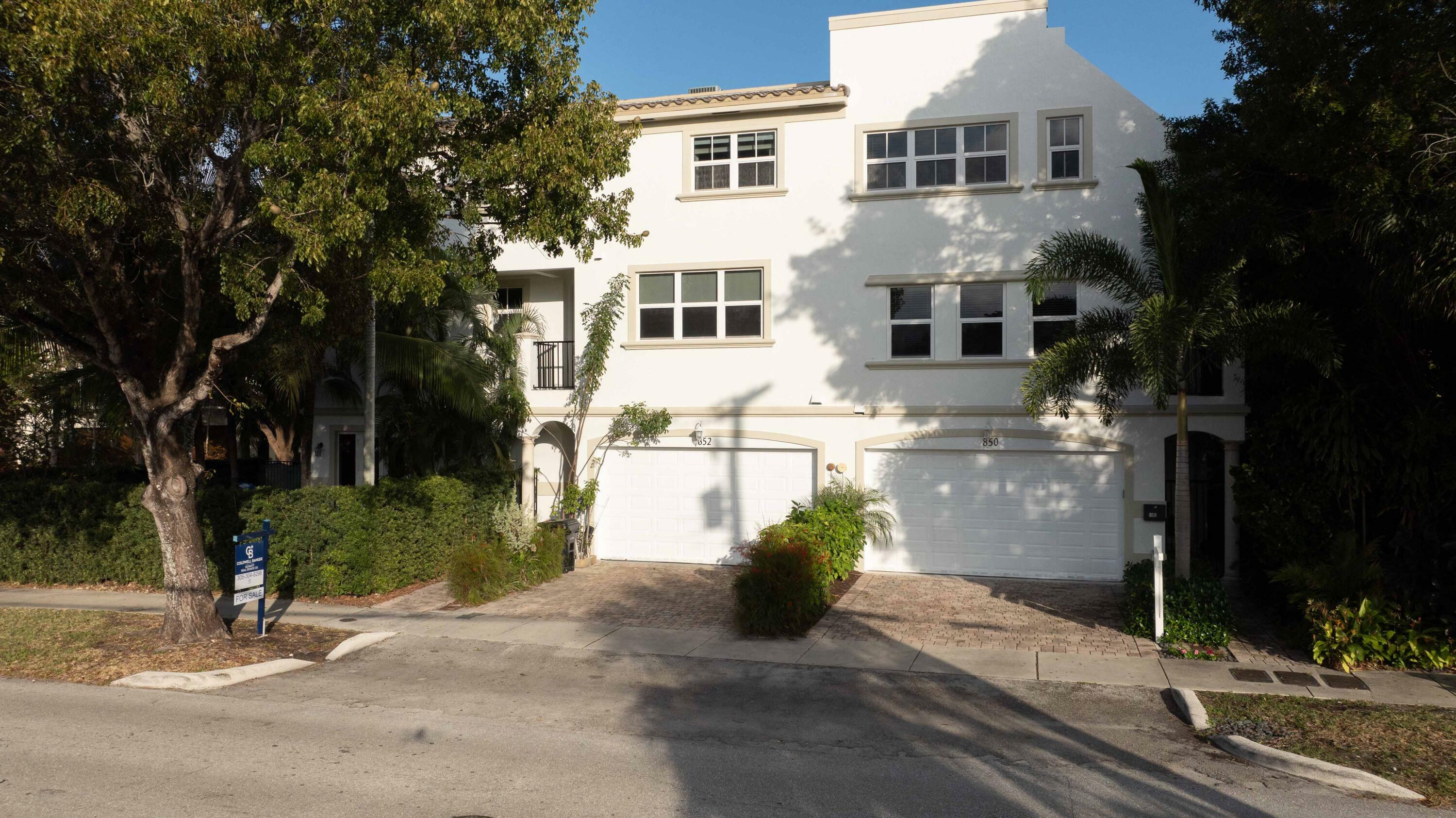 Property Photo:  852 NE 16th Avenue  FL 33304 