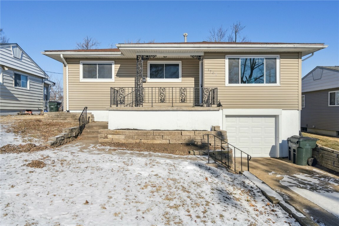 Property Photo:  1702 13th Avenue SW  IA 52404 