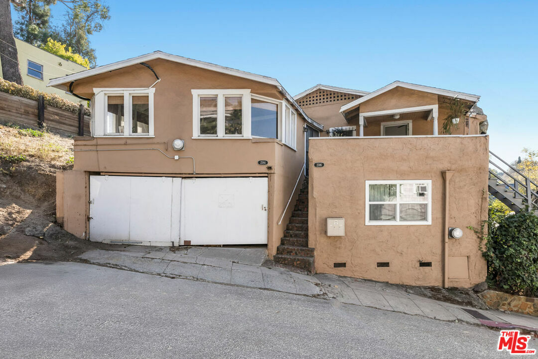 Property Photo:  2384   Loma Vista Pl  CA 90039 