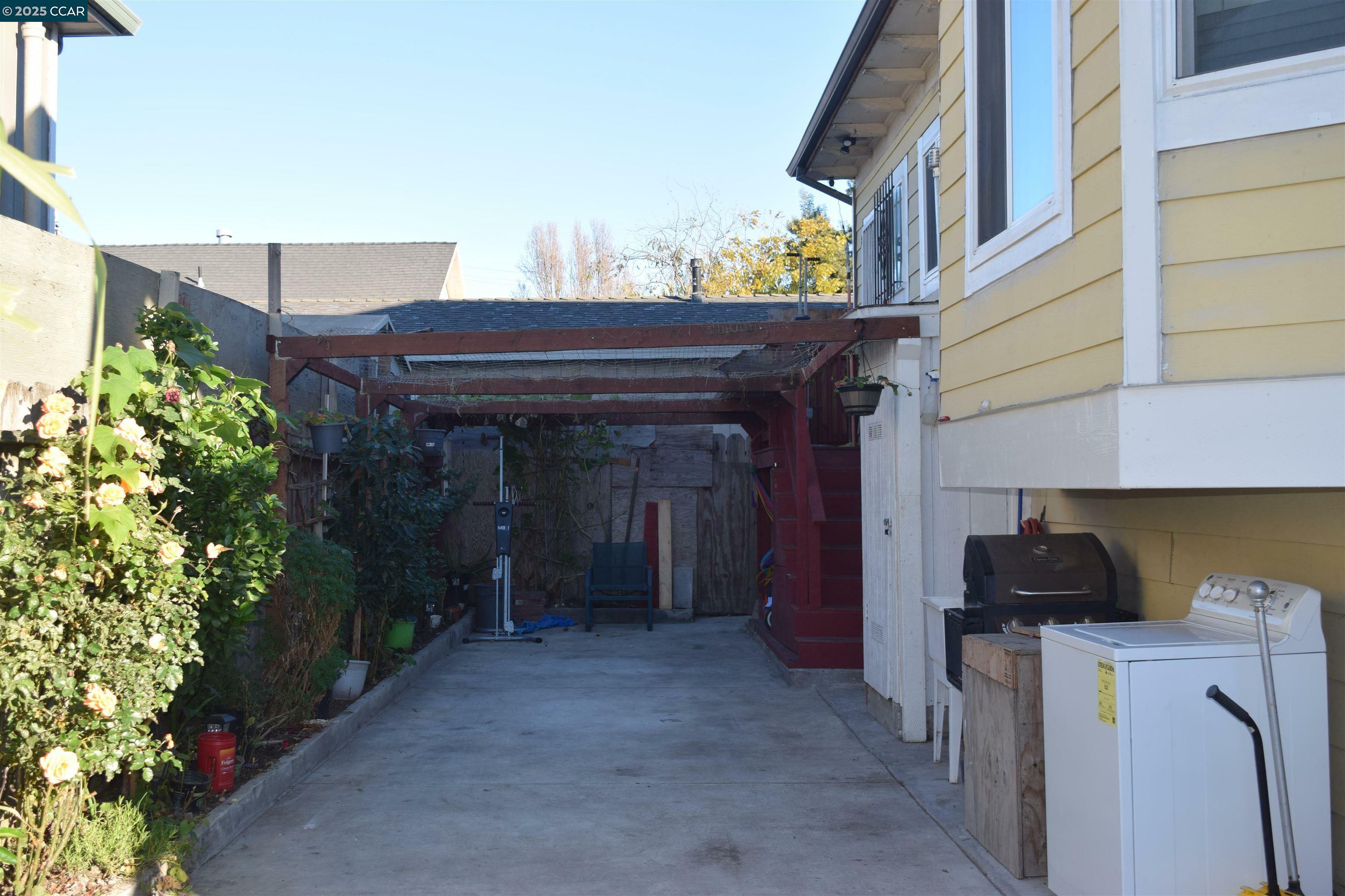 Property Photo:  466 4th St  CA 94801 