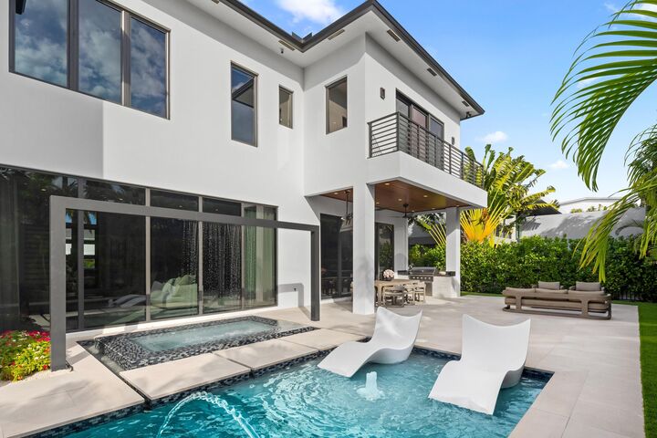 Property Photo: 510 NE 4th Lane FL 33432