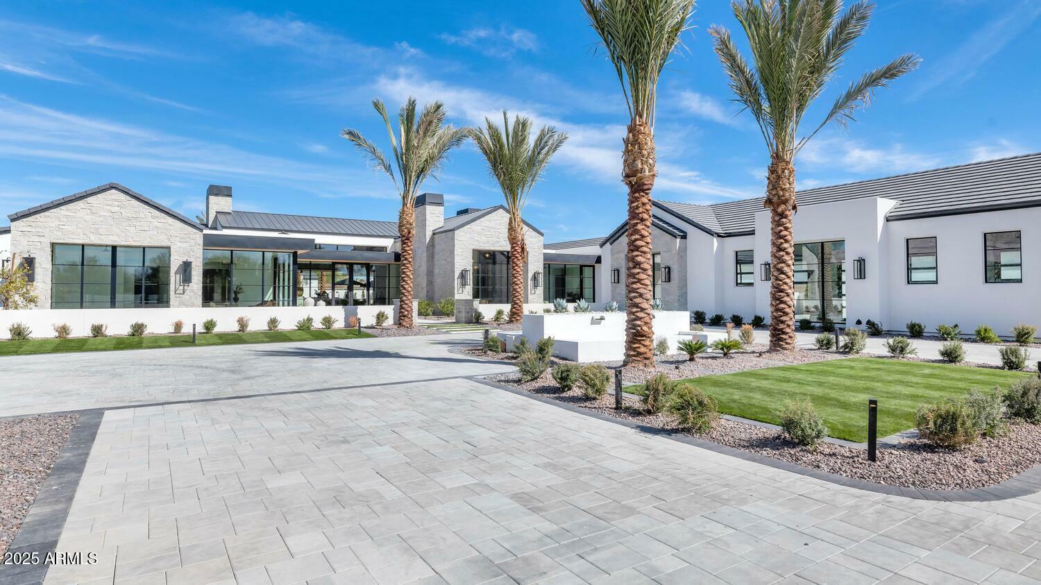 Property Photo: 6836 E Hummingbird Lane AZ 85253