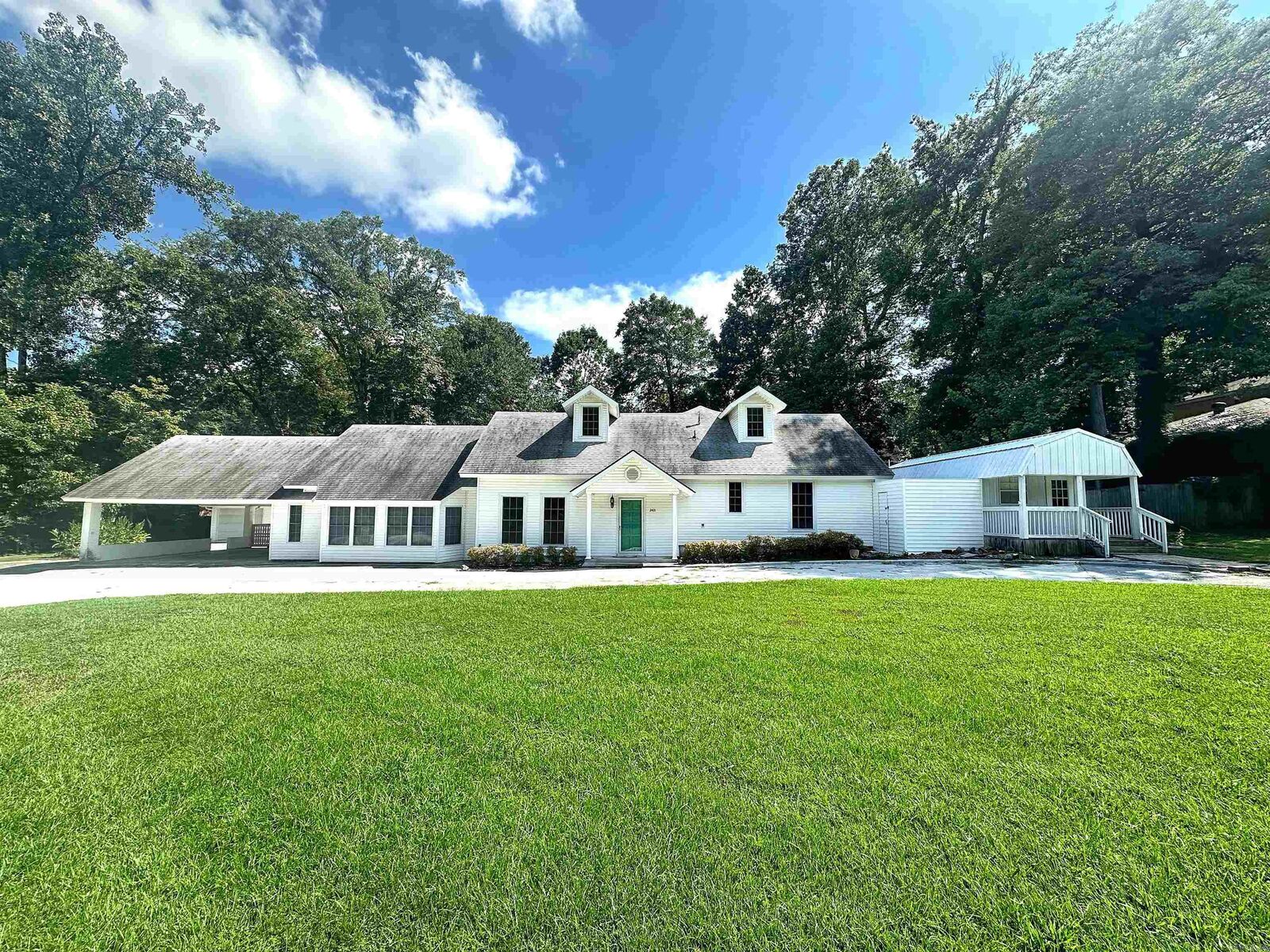 Property Photo: 2401 Forrest Park Drive AR 71923