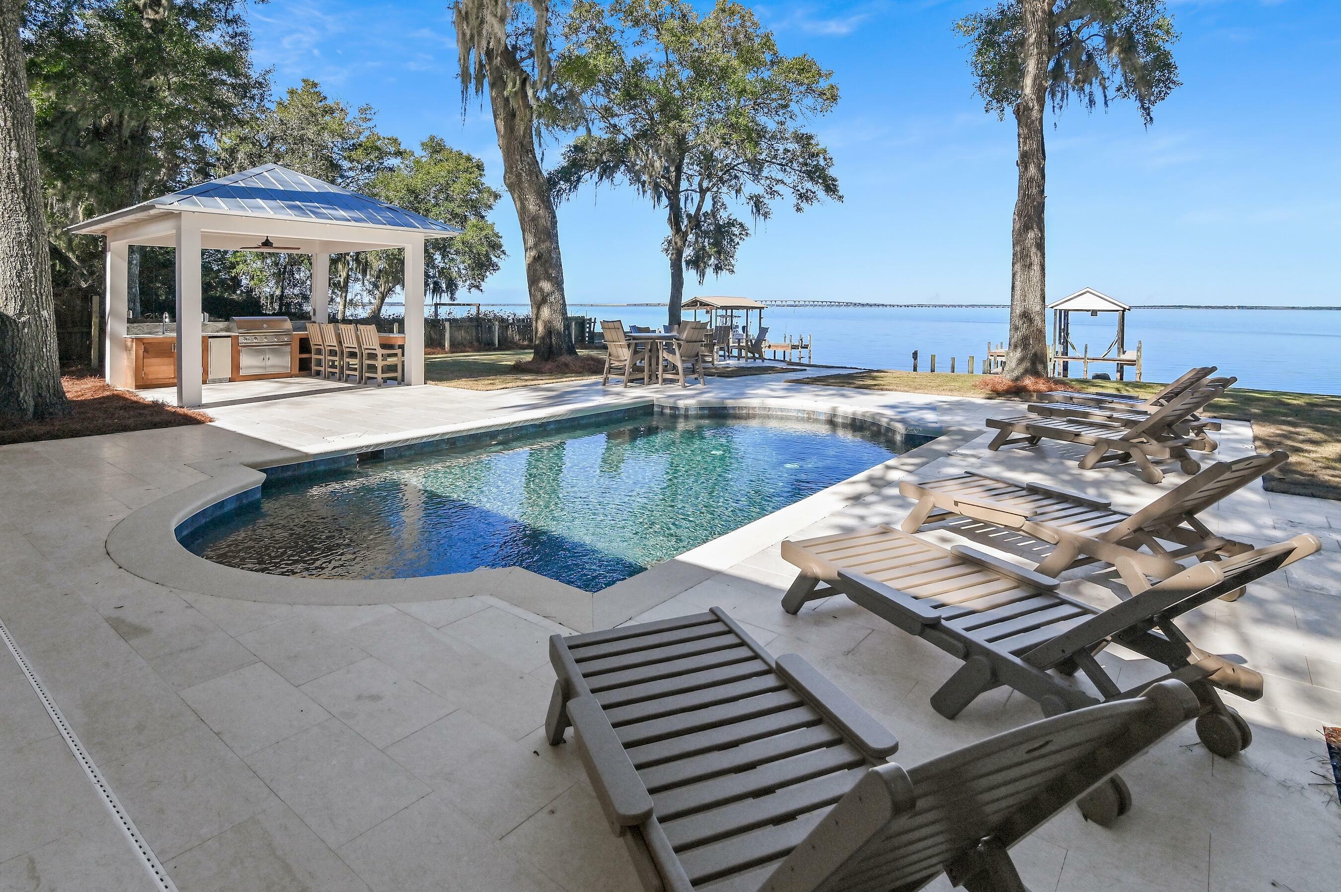 Property Photo: 194 W Mitchell Avenue FL 32459