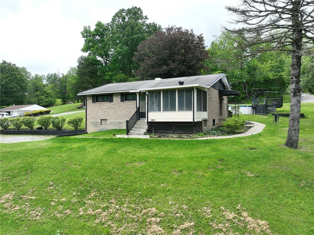 Property Photo: 1901 North Road PA 15057