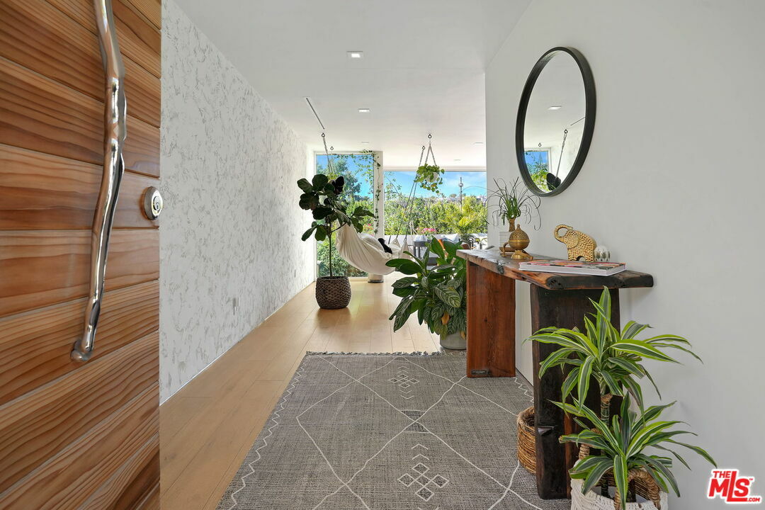 Property Photo:  2615   La Cuesta Dr  CA 90046 