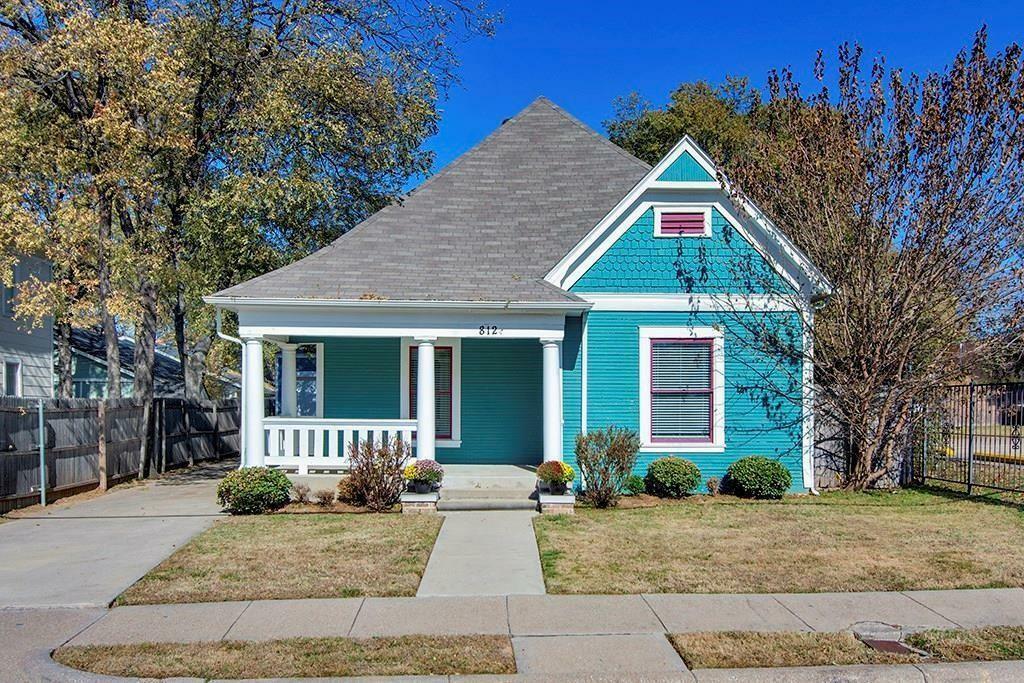 Property Photo: 812 W Richmond Avenue TX 76110