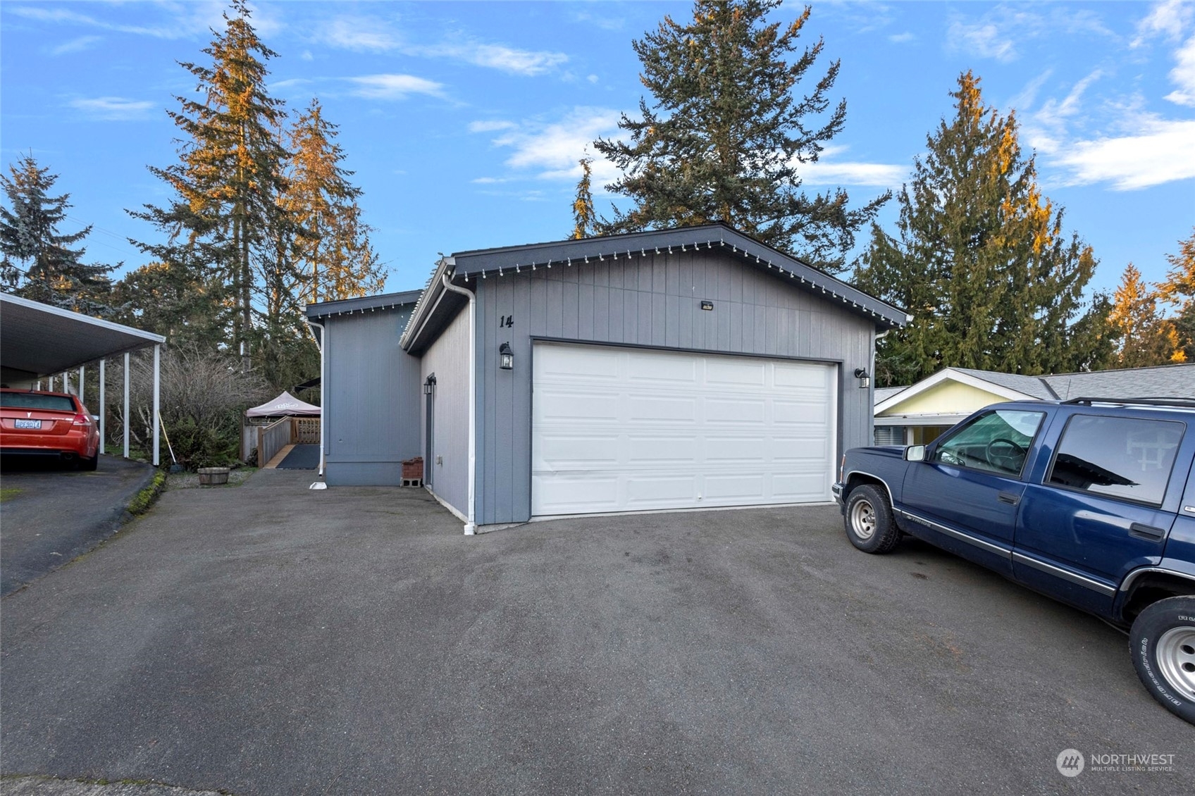 Property Photo:  815  124th Street SW 14  WA 98204 