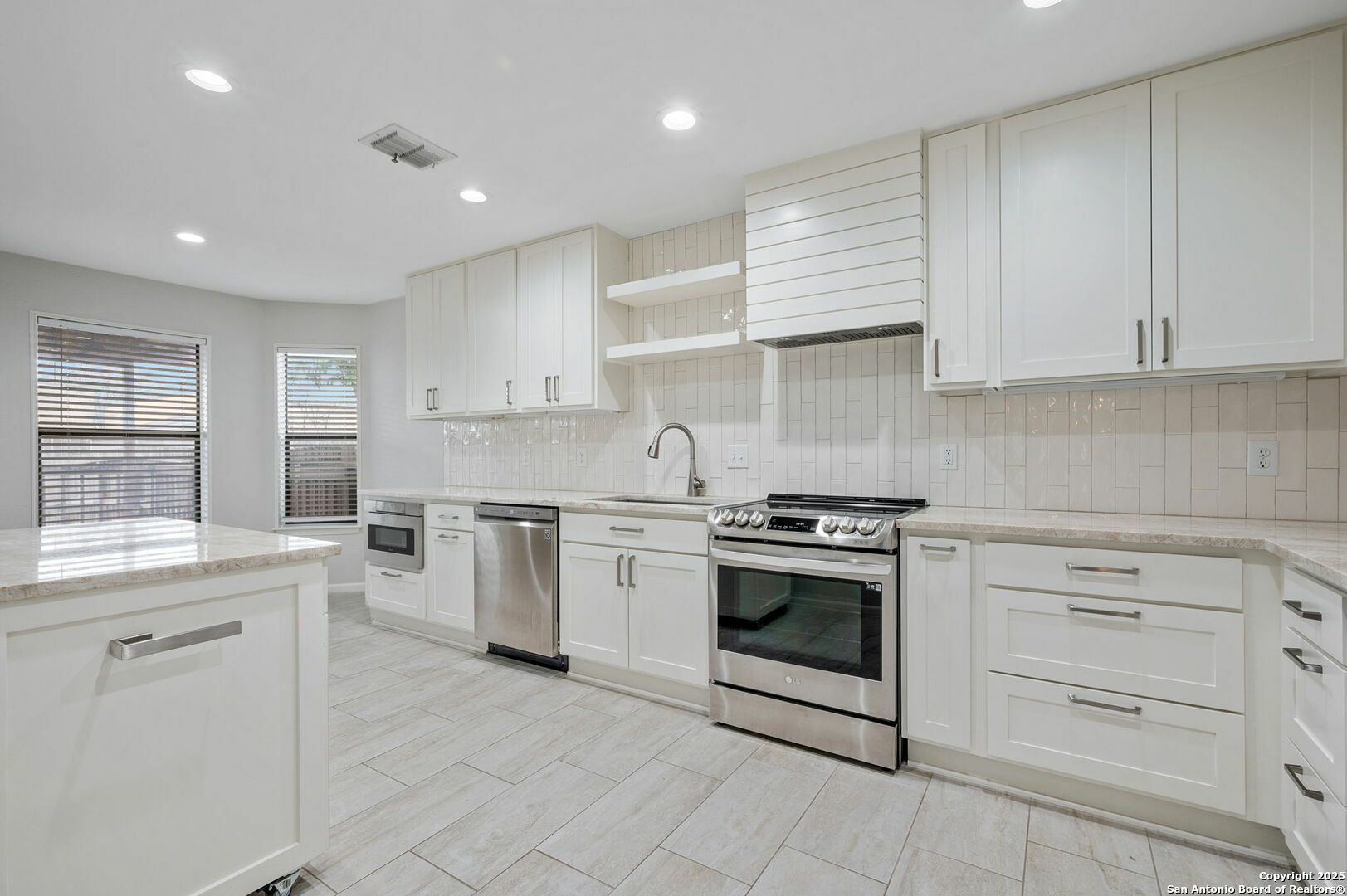 Property Photo:  3042 Morning Rdg  TX 78247 