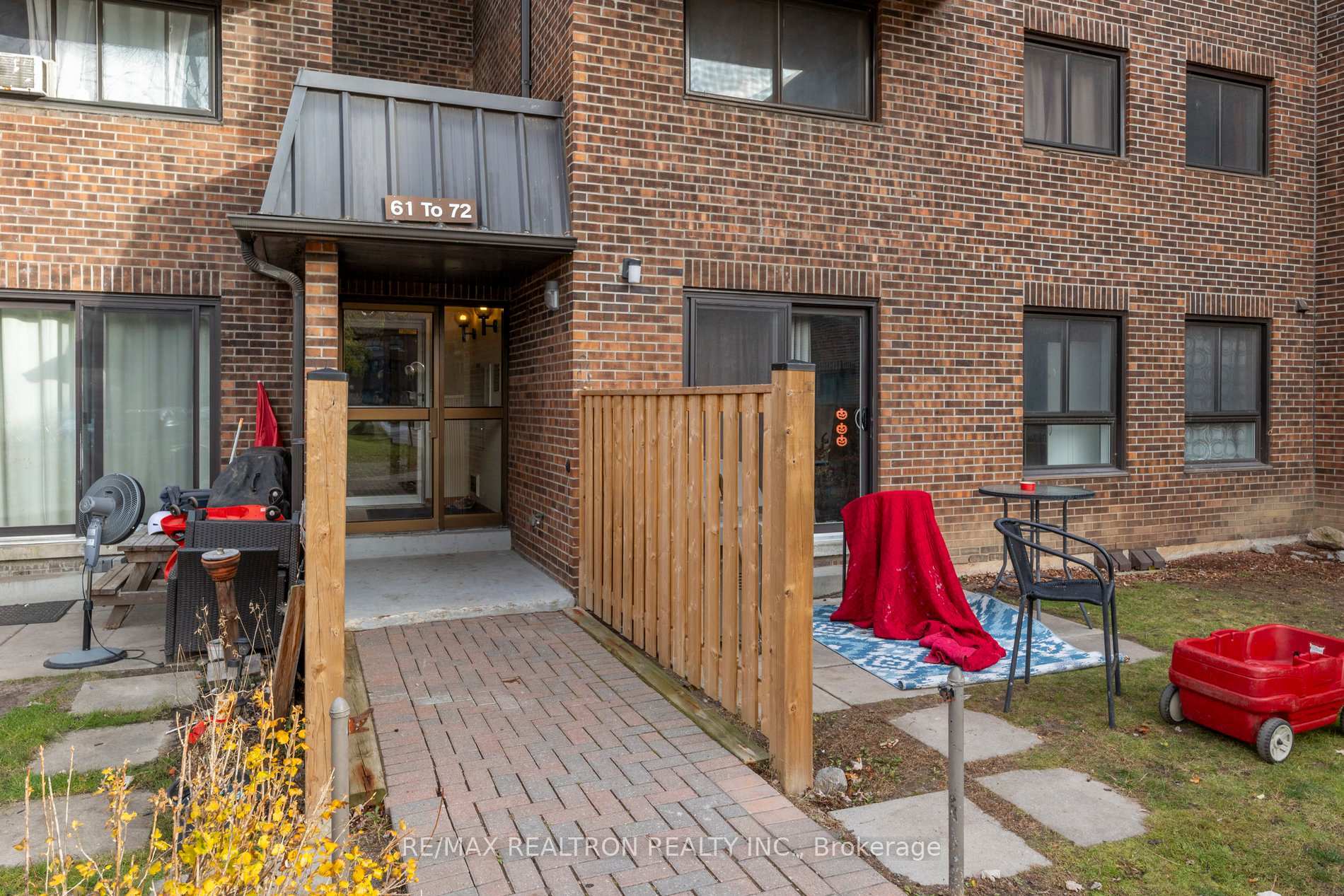 Property Photo: 53 Taunton Rd E 70 ON L1G 3T6