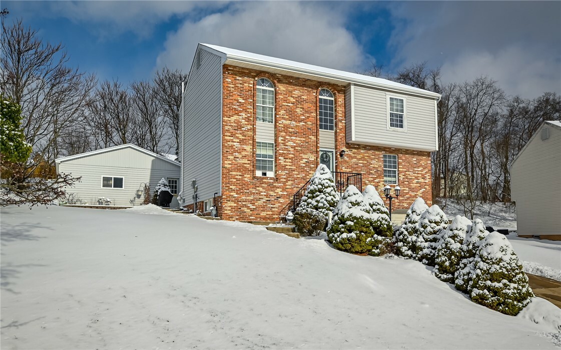 Property Photo:  116 Coventry Ct  PA 15146 