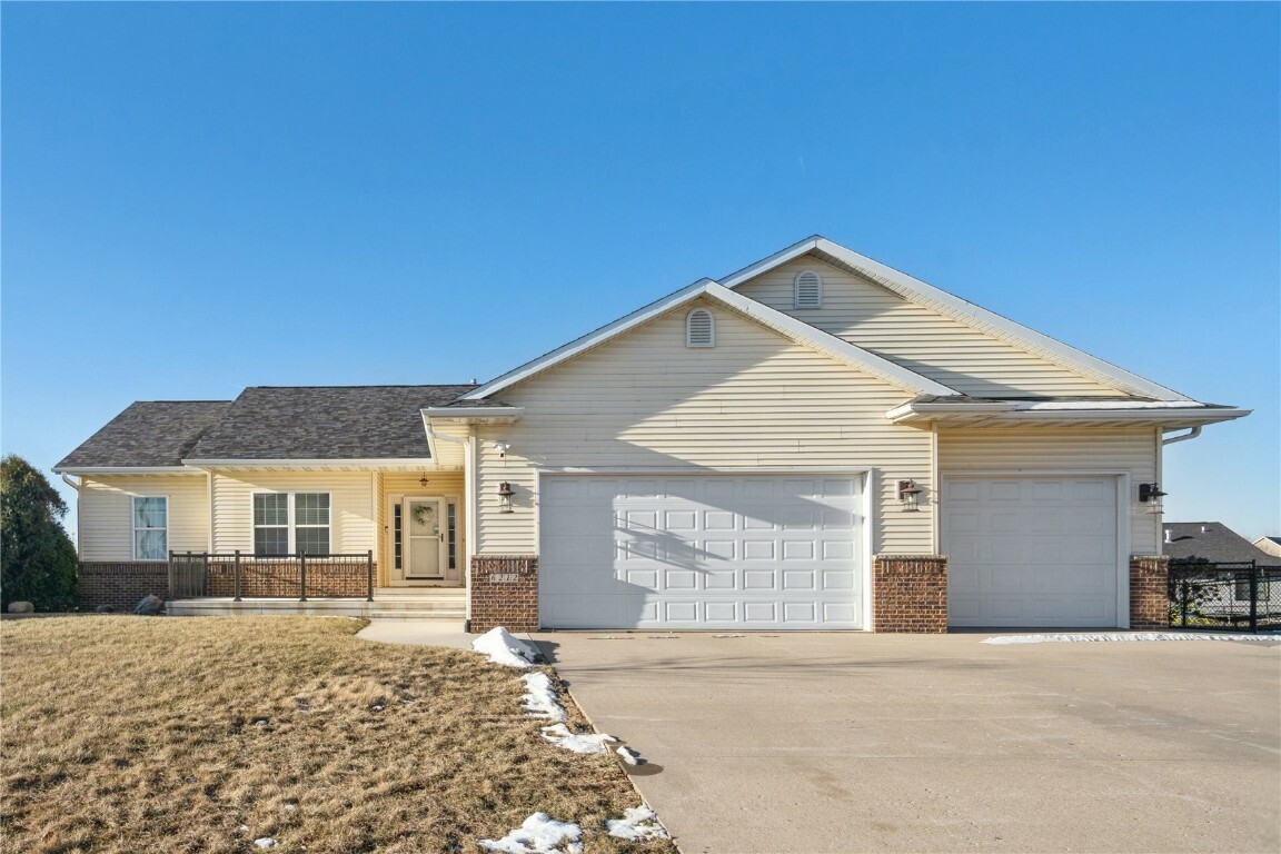 Property Photo:  6212 Hoover Trl Rd SW  IA 52404 