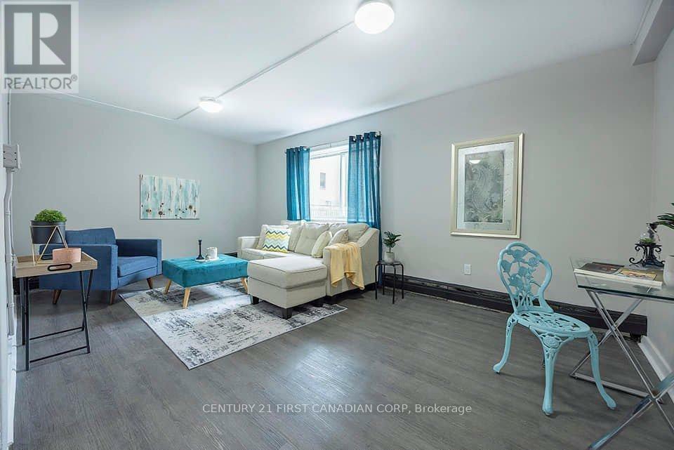 Property Photo:  871 Adelaide Street North 102  ON N5Y 2M2 