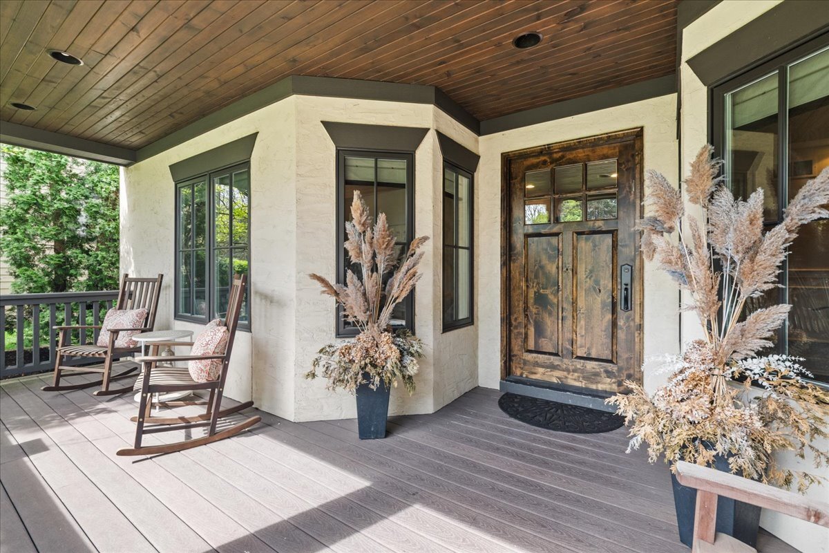 Property Photo: 1210 Blackthorn Lane IL 60015
