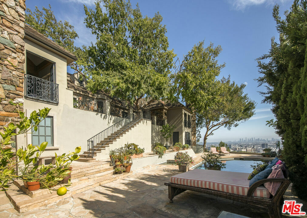 Property Photo:  6901 Oporto Drive  CA 90068 